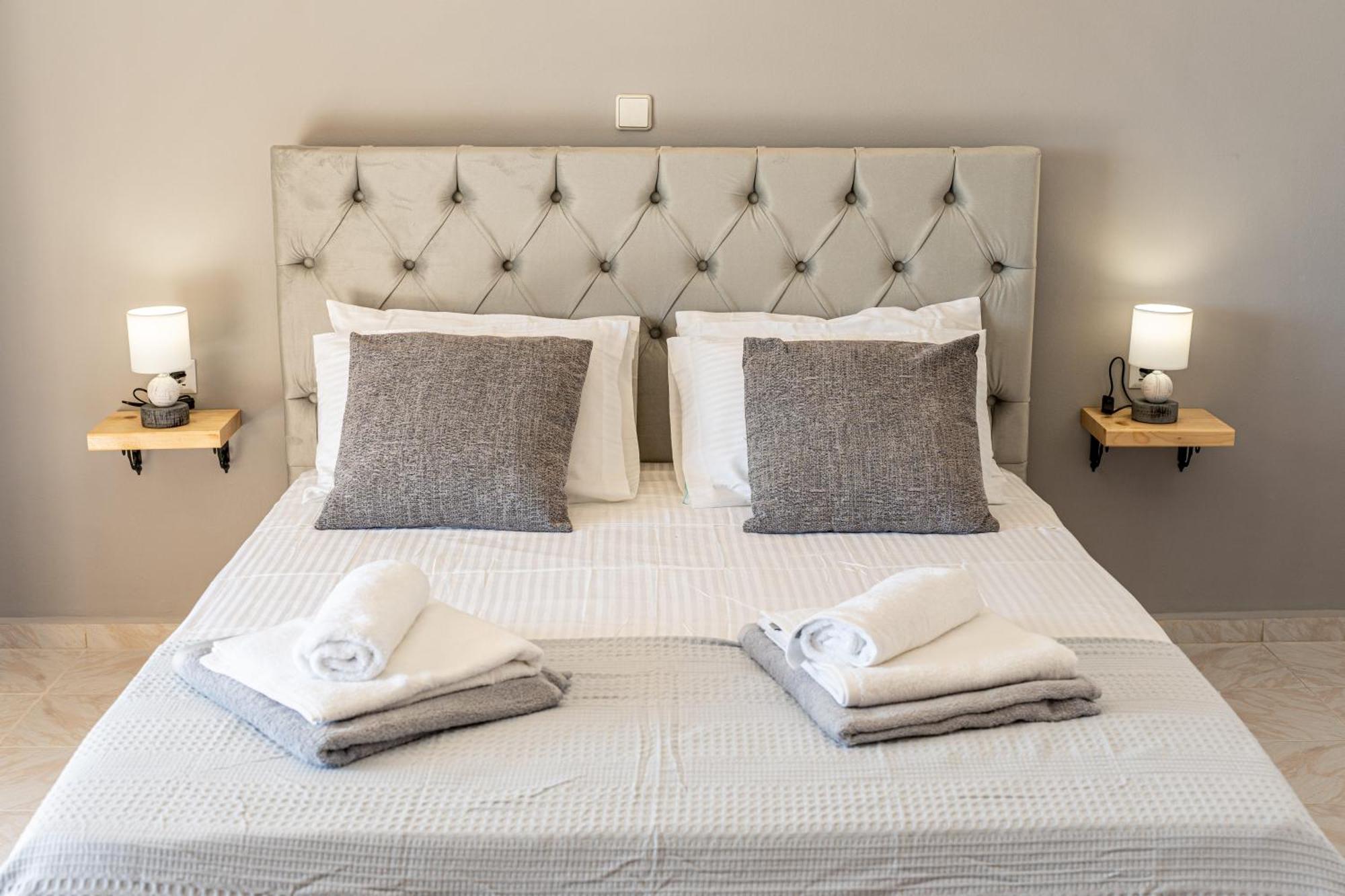 Southbank Seafront Apartments กาเตลิออส ภายนอก รูปภาพ